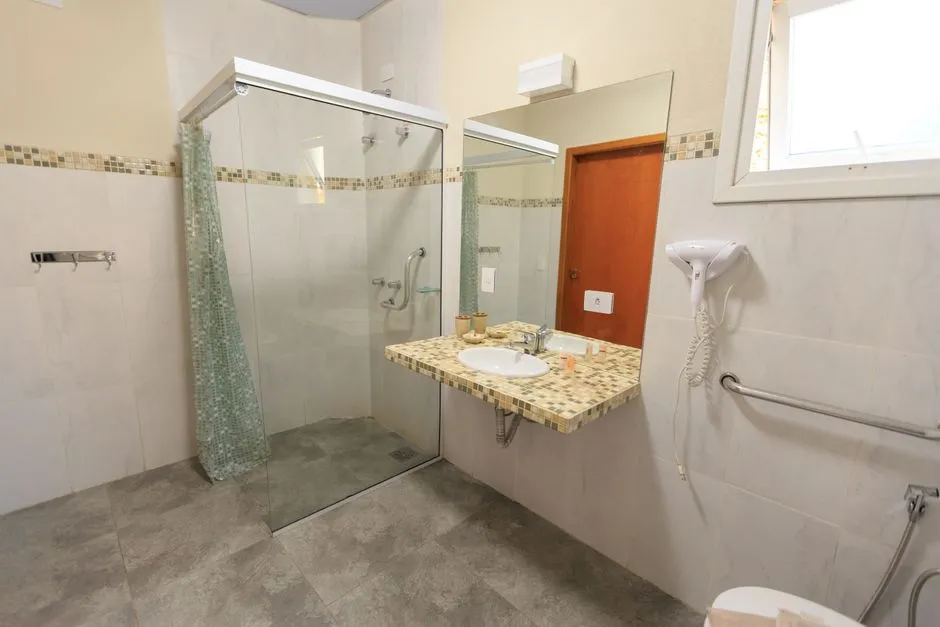 Salle de bain accessible avec grande douche vitrée de plain-pied